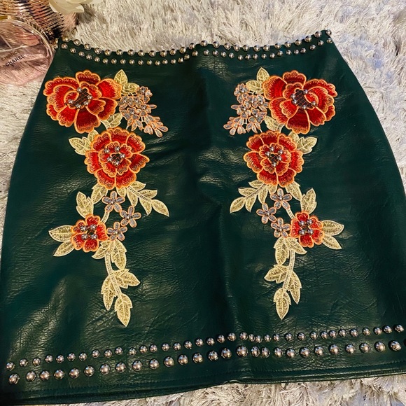 Studded leather mini skirt - Picture 2 of 7